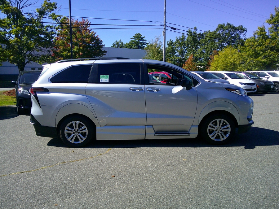  Toyota Sienna image number 6