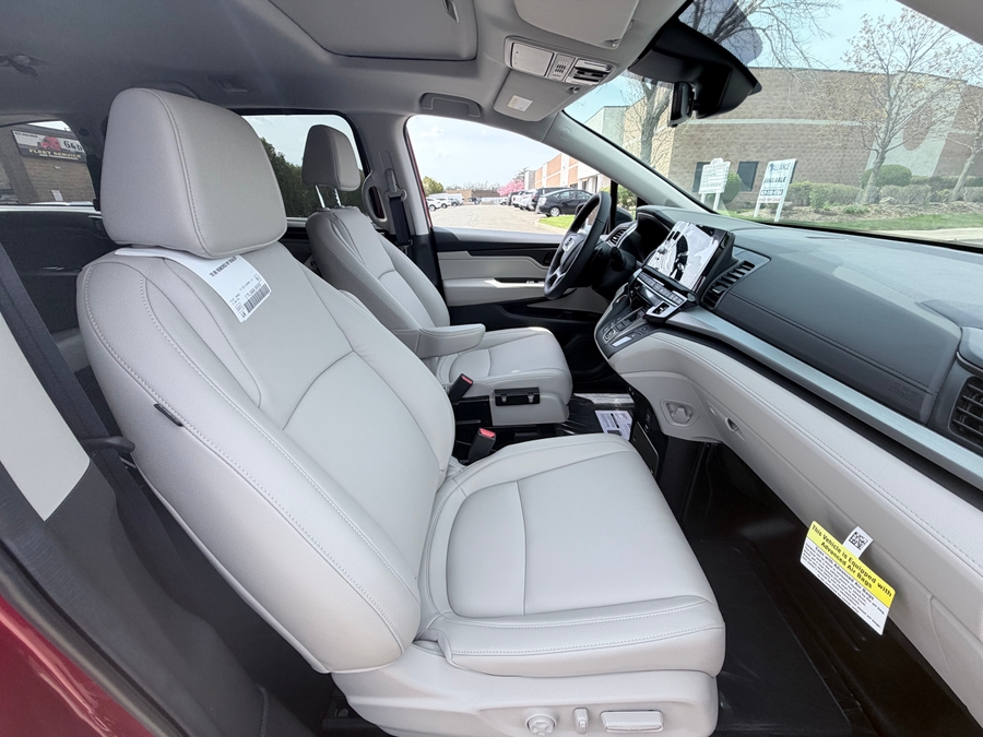 Red Honda Odyssey image number 11
