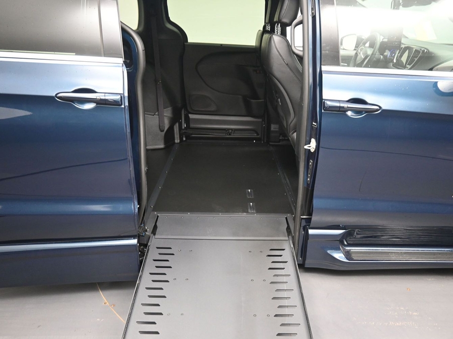 Used 2025 Chrysler Pacifica Select - BraunAbility Side Entry In Floor Automatic Ramp