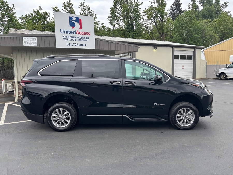 Used 2025 Toyota Sienna Hybrid XLE - BraunAbility Side Entry Entry Fold Out Automatic Ramp
