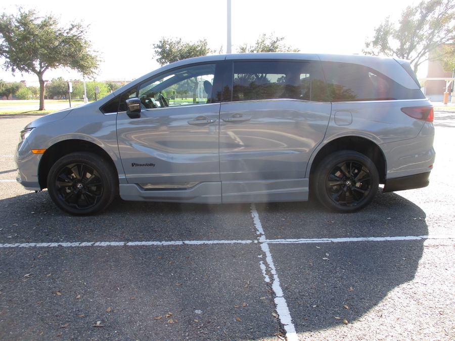 Used 2023 Honda Odyssey Sport - BraunAbility Side Entry Entry In Floor Automatic Ramp