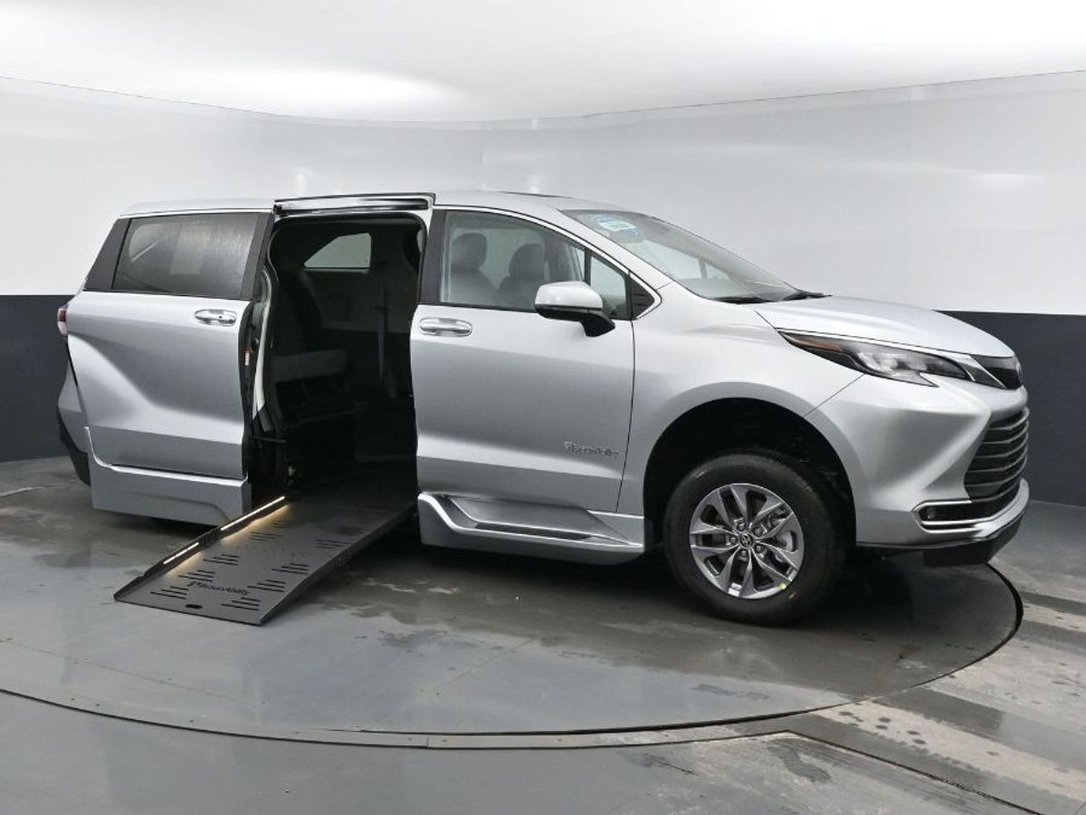 Silver Toyota Sienna image number 1