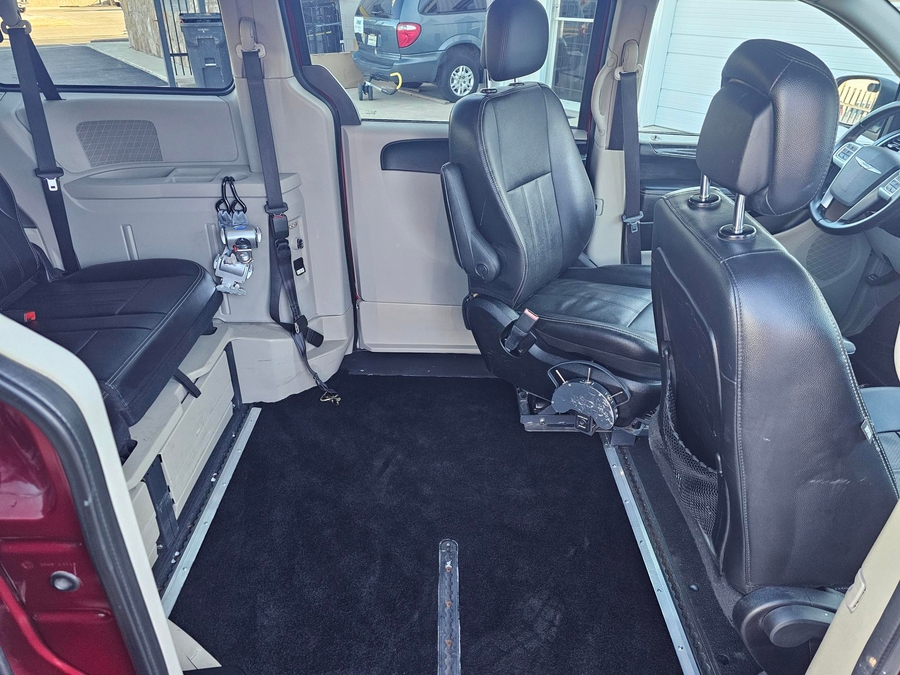  Chrysler Town and Country image number 12