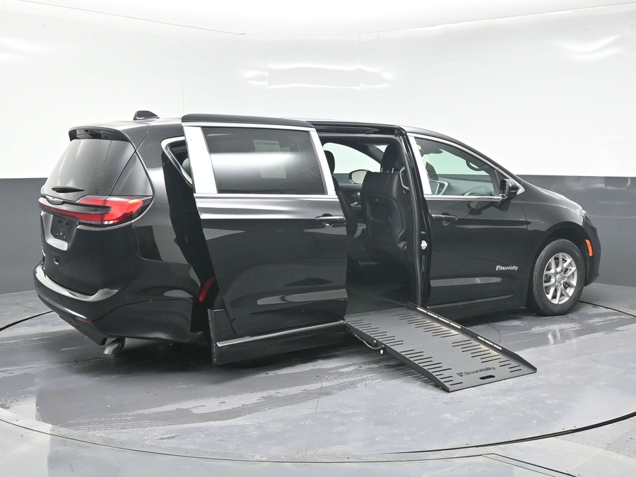 Black Chrysler Pacifica image number 6