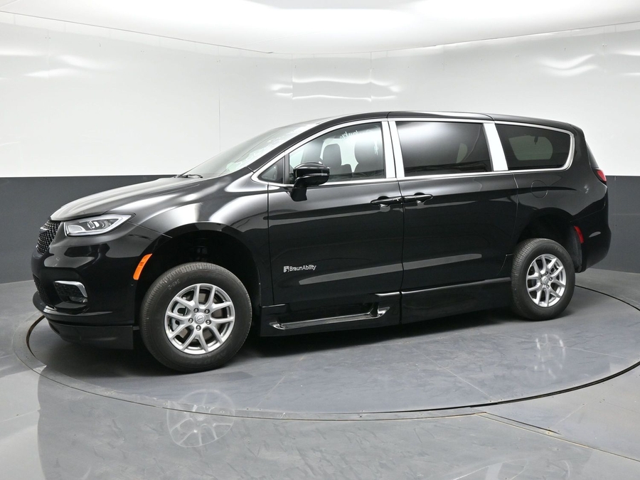 Black Chrysler Pacifica image number 2