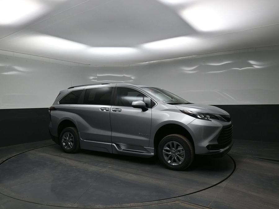 Silver Toyota Sienna image number 17