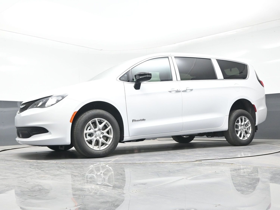 White Chrysler Voyager image number 21