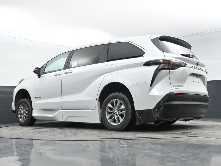New 2025 Toyota Sienna Hybrid XLE Base - BraunAbility Side Entry Entry In Floor Automatic Ramp