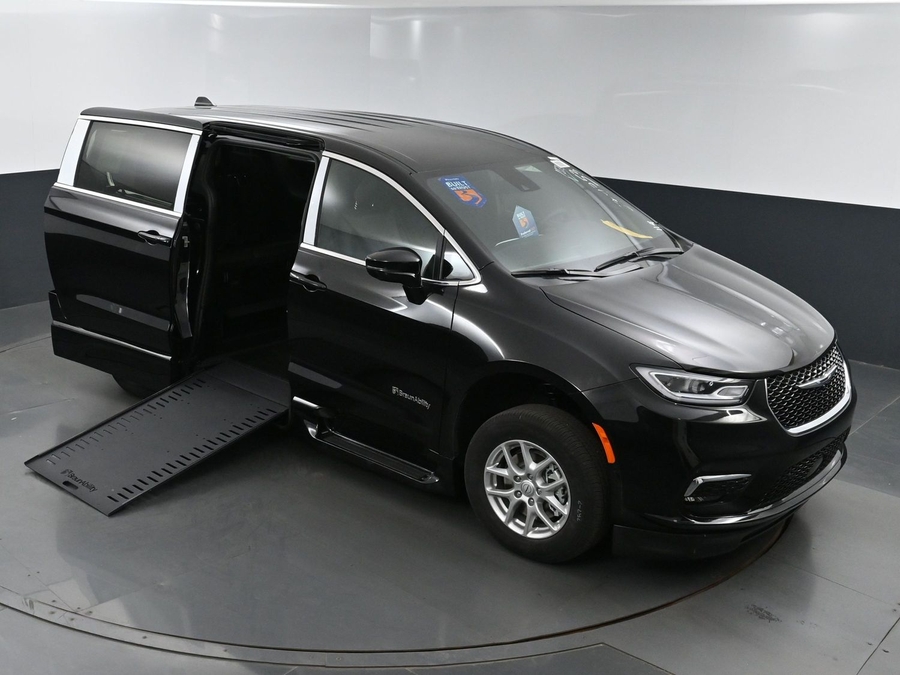 New 2025 Chrysler Pacifica Select Safety - BraunAbility Side Entry Entry In Floor Automatic Ramp