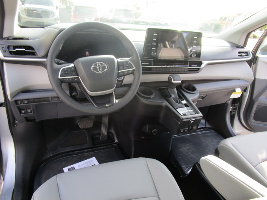 New 2025 Toyota Sienna Hybrid XLE Plus - BraunAbility Side Entry Entry Fold Out Automatic Ramp
