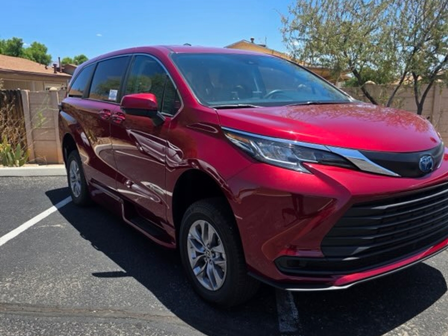 Used 2022 Toyota Sienna Hybrid LE - BraunAbility Side Entry Entry Fold Out Automatic Ramp