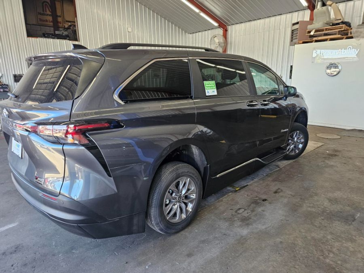 2025 TOYOTA SIENNA - Image 18