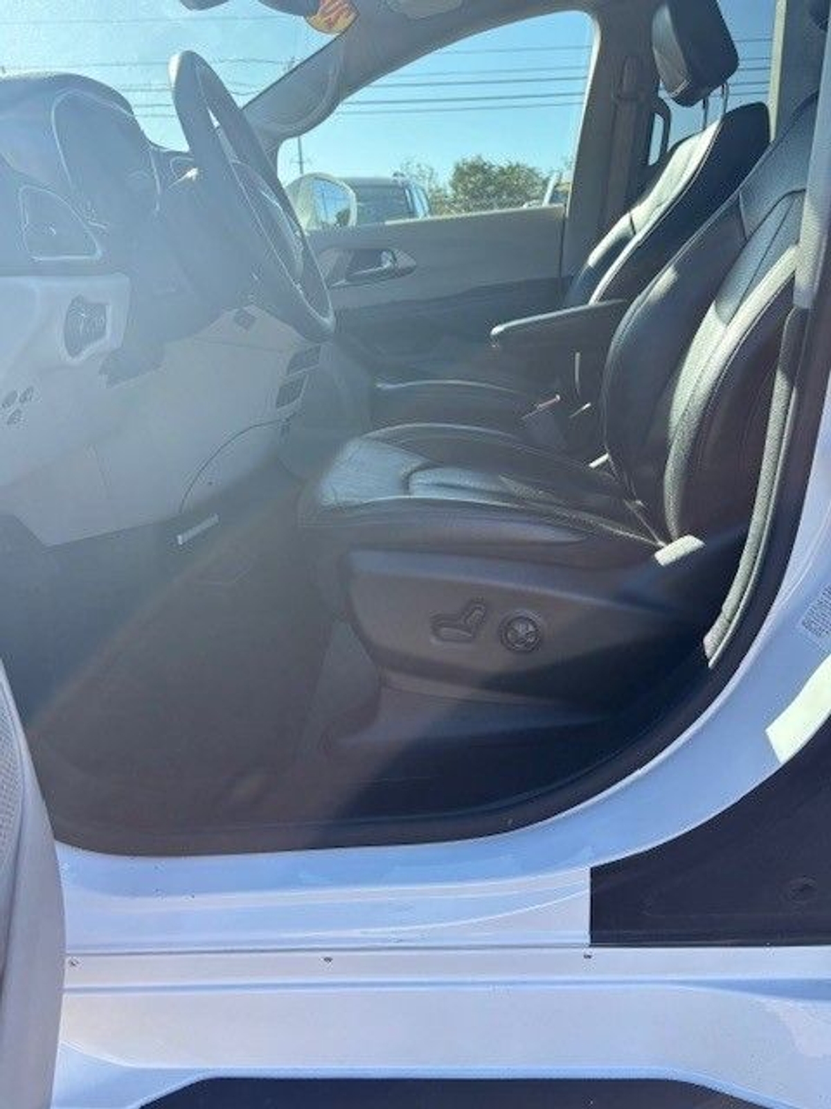White Chrysler Pacifica image number 15