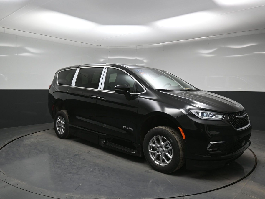 Black Chrysler Pacifica image number 17