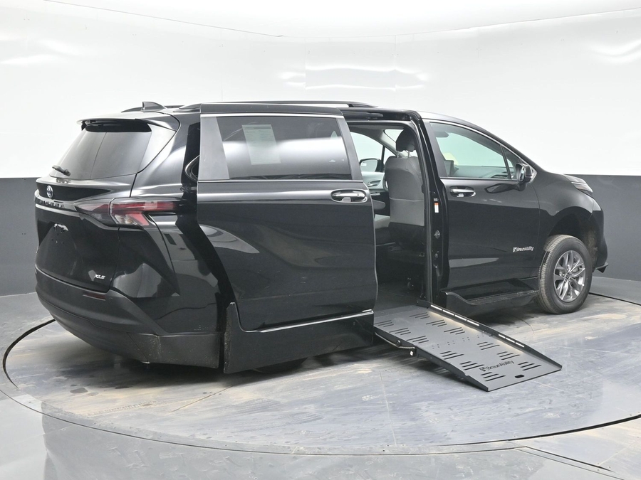 Imagen de la Toyota Sienna negra número 8