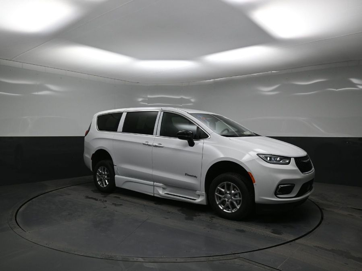 White Chrysler Pacifica image number 17