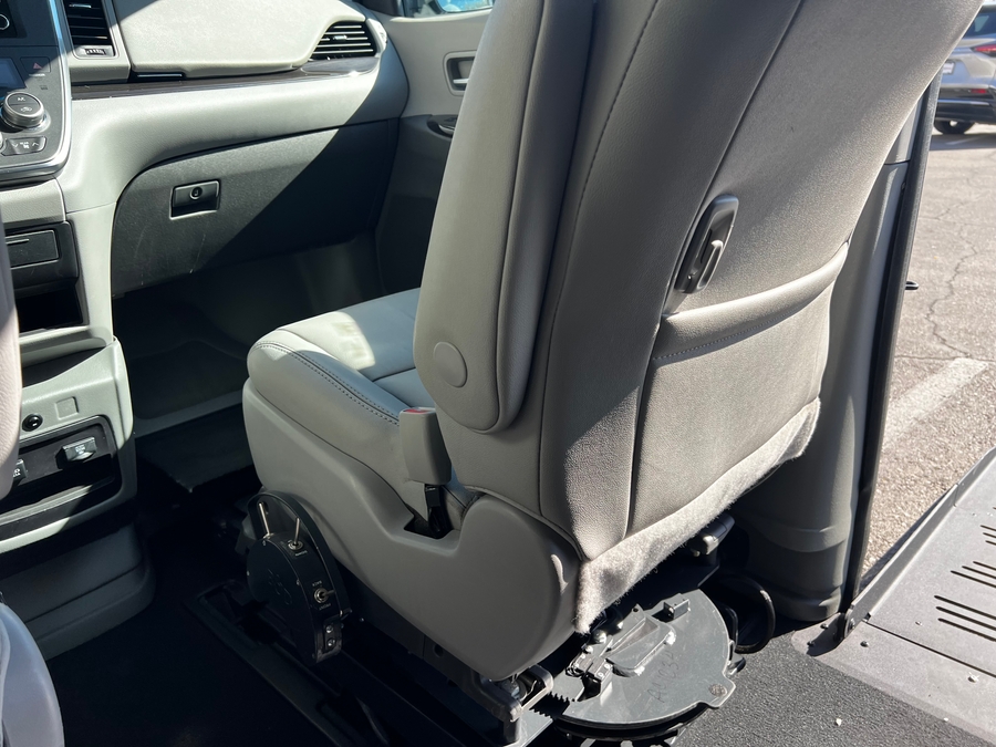 Used 2018 Toyota Sienna XLE NY - BraunAbility Side Entry Entry Fold Out Automatic Ramp