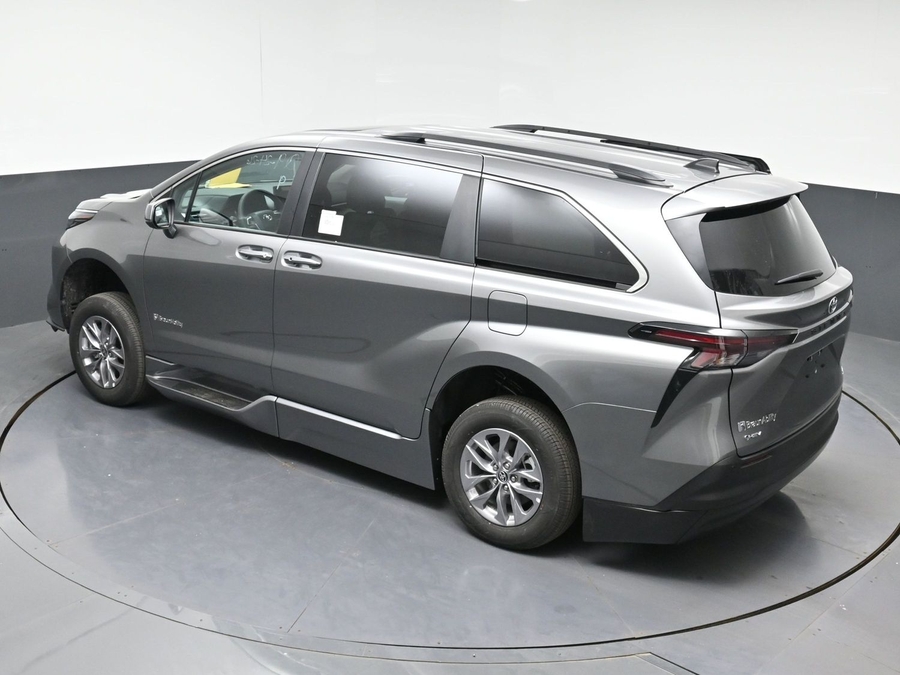 New 2026 Toyota Sienna Hybrid XLE Base - BraunAbility Side Entry In Floor Automatic Ramp