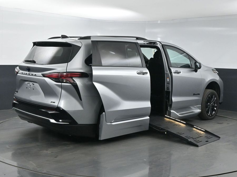 New 2025 Toyota Sienna Hybrid XSE Sport - BraunAbility Side Entry Entry Fold Out Automatic Ramp