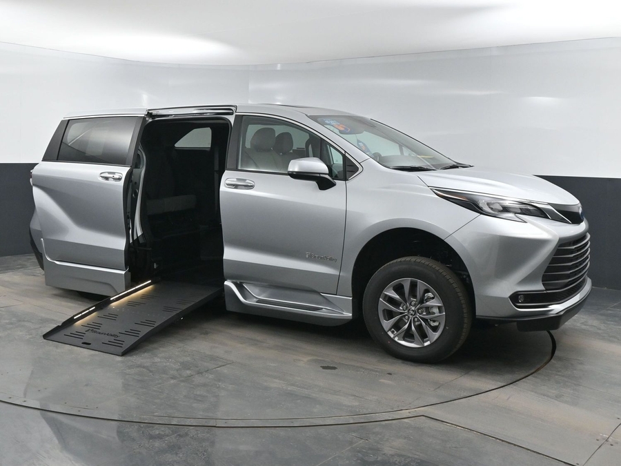New 2025 Toyota Sienna Hybrid XLE Base - BraunAbility Side Entry Entry Fold Out Automatic Ramp