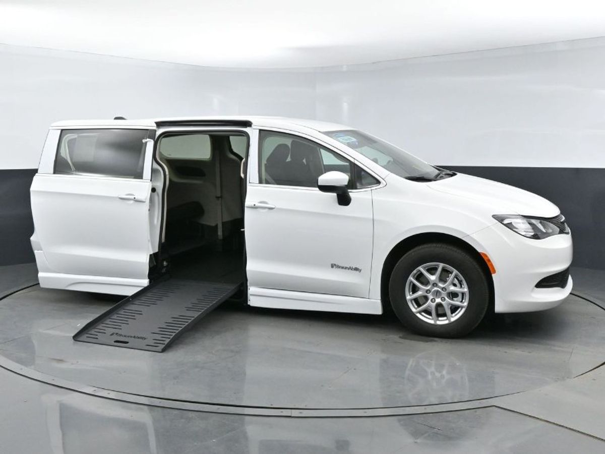White Chrysler Voyager image number 17