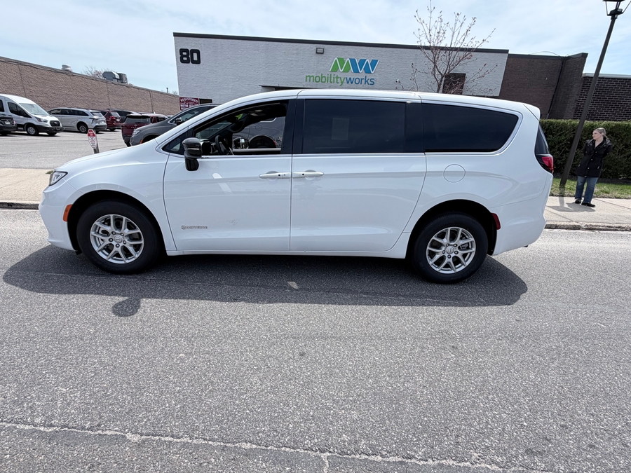 White Chrysler Pacifica image number 9