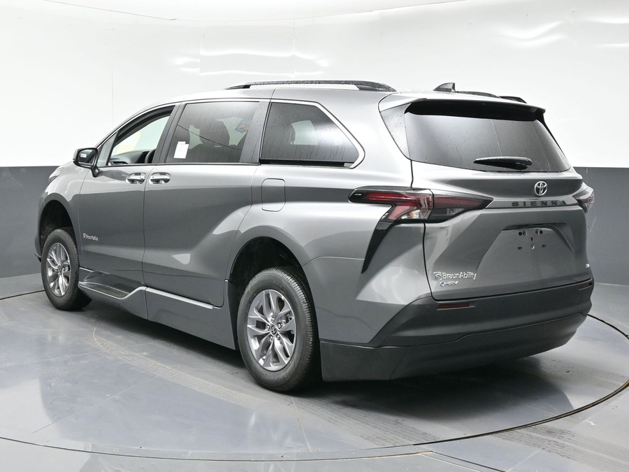 New 2026 Toyota Sienna Hybrid XLE Base - BraunAbility Side Entry Entry Fold Out Automatic Ramp