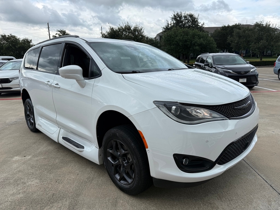 2019 Chrysler Pacifica Touring L's photo