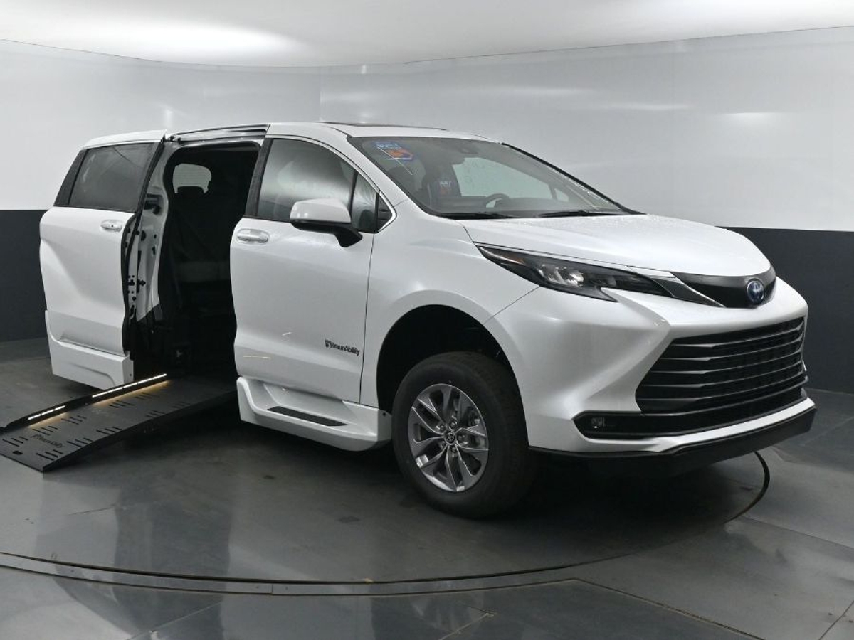 White Toyota Sienna image number 1