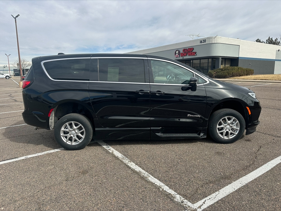 Black Chrysler Pacifica image number 6