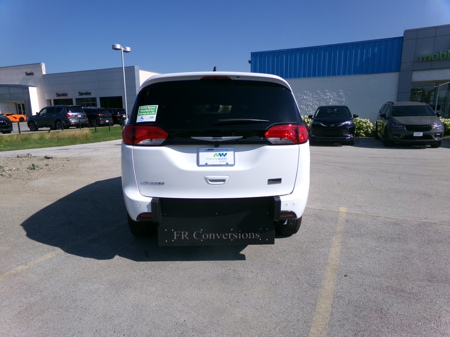 White Chrysler Voyager image number 22