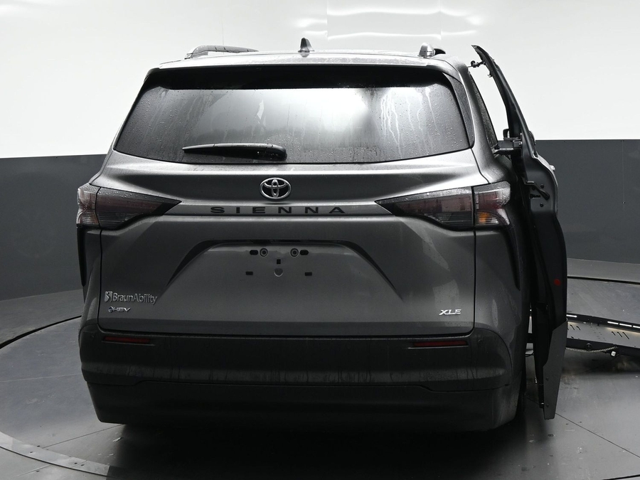 New 2026 Toyota Sienna Hybrid XLE Base - BraunAbility Side Entry Fold Out Automatic Ramp