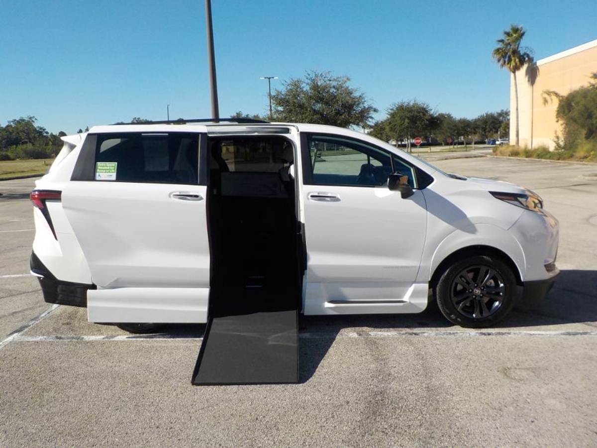 2025 Toyota Sienna XSE's photo