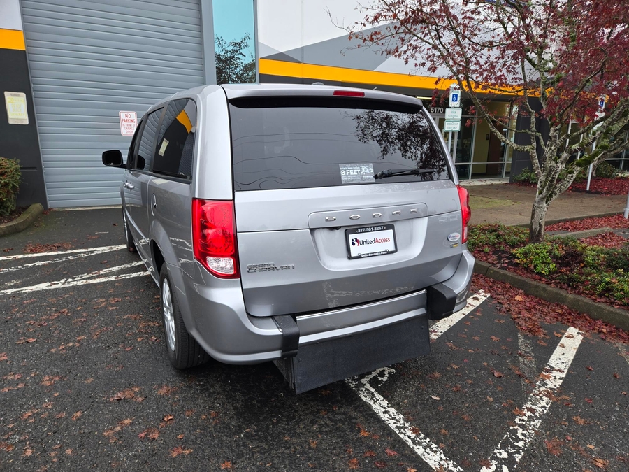 Used 2017 Dodge Grand Caravan SE - International Mobility Rear Entry Entry Fold Out Manual Ramp