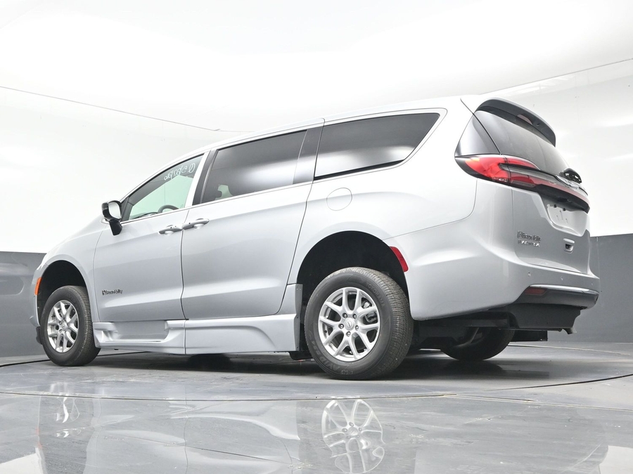 Silver Chrysler Pacifica image number 17