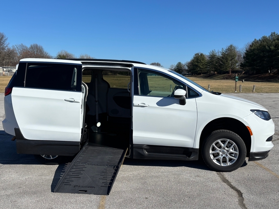 Used 2021 Chrysler Voyager LXi - BraunAbility Commercial Side Entry Entry Fold Out Manual Ramp
