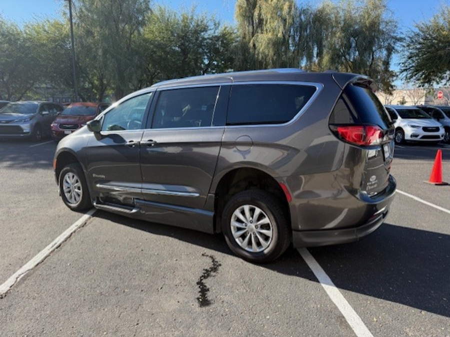 Used 2018 Chrysler Pacifica Touring L - BraunAbility Side Entry Entry Fold Out Automatic Ramp
