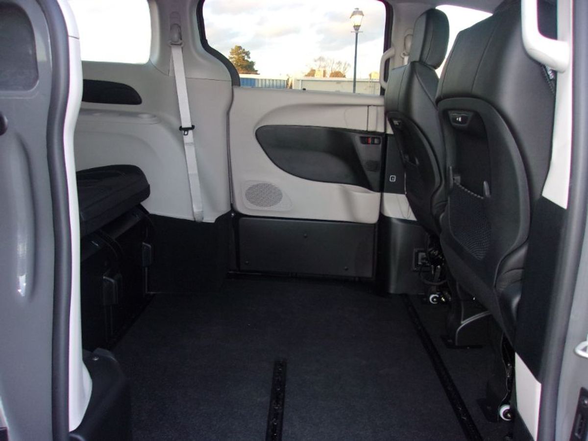 Grey Chrysler Pacifica image number 12