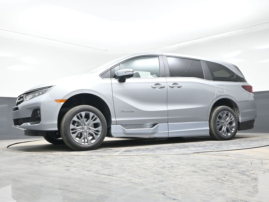 Silver Honda Odyssey image number 19