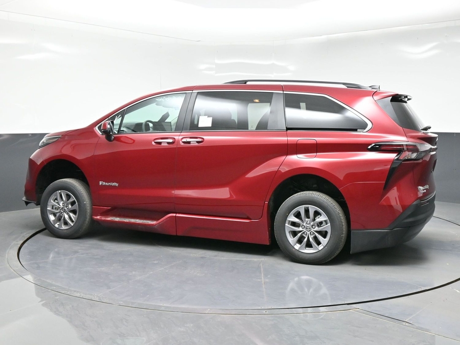 Red Toyota Sienna image number 8