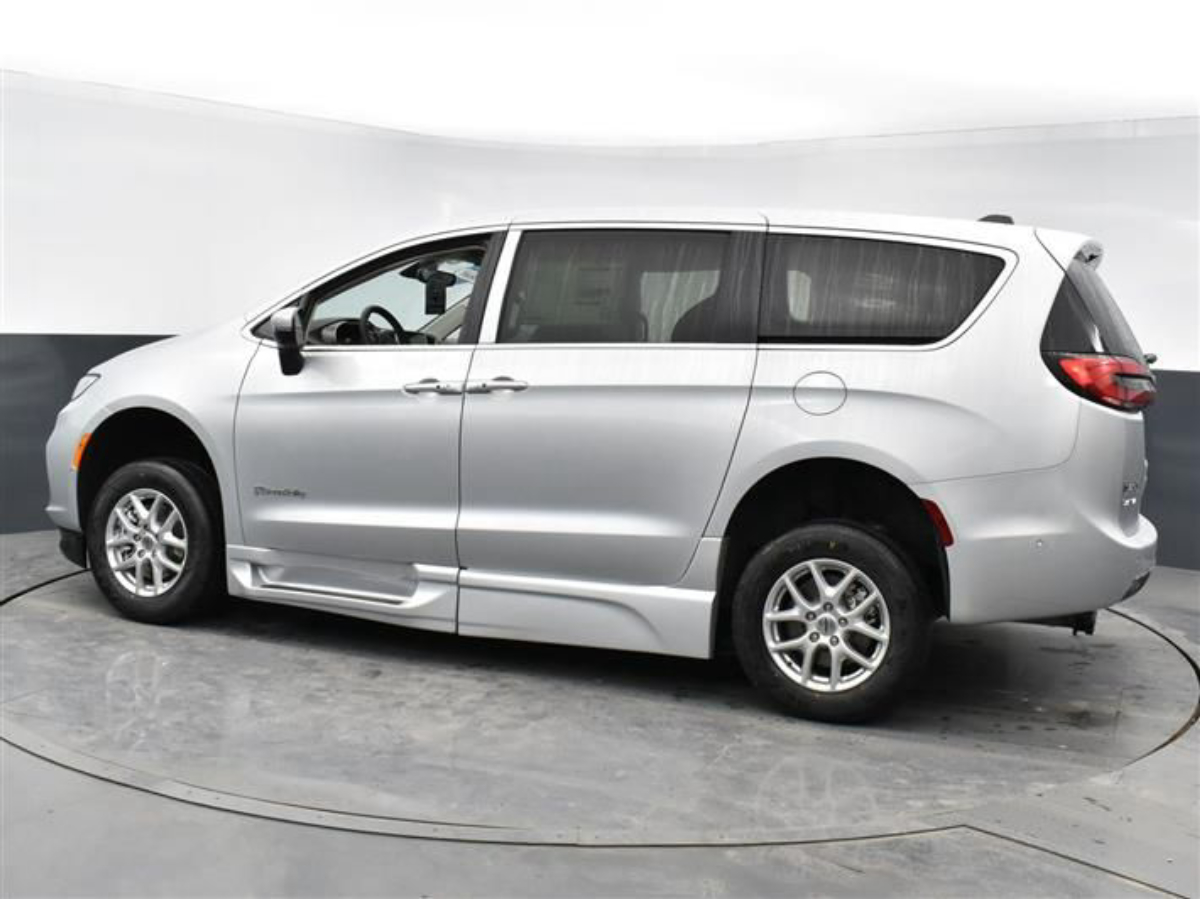 Silver Chrysler Pacifica image number 4