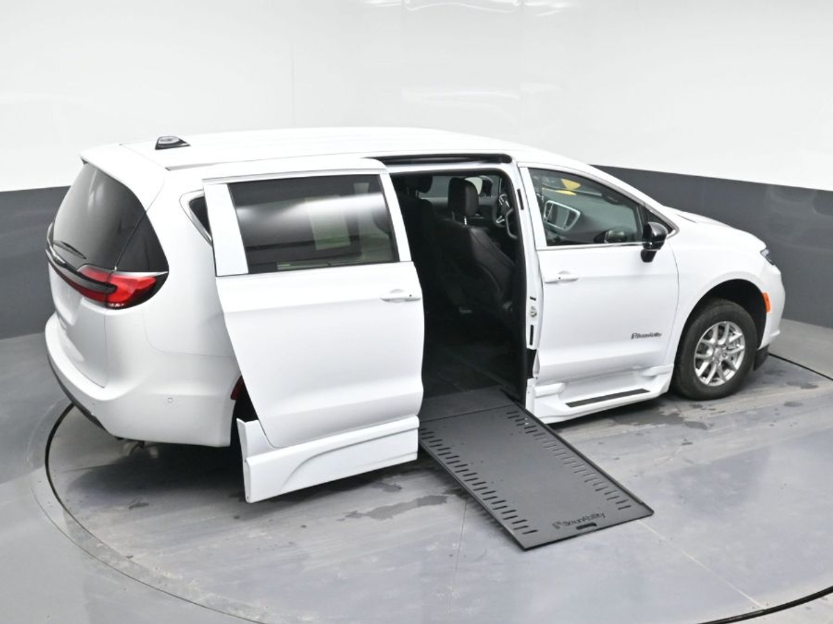 White Chrysler Pacifica image number 25