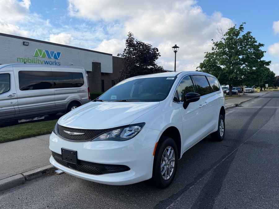 White Chrysler Voyager image number 4