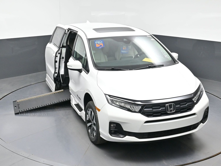 White Honda Odyssey image number 19