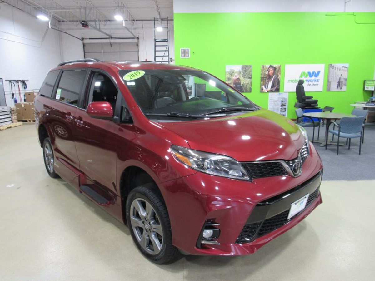 Red Toyota Sienna image number 5