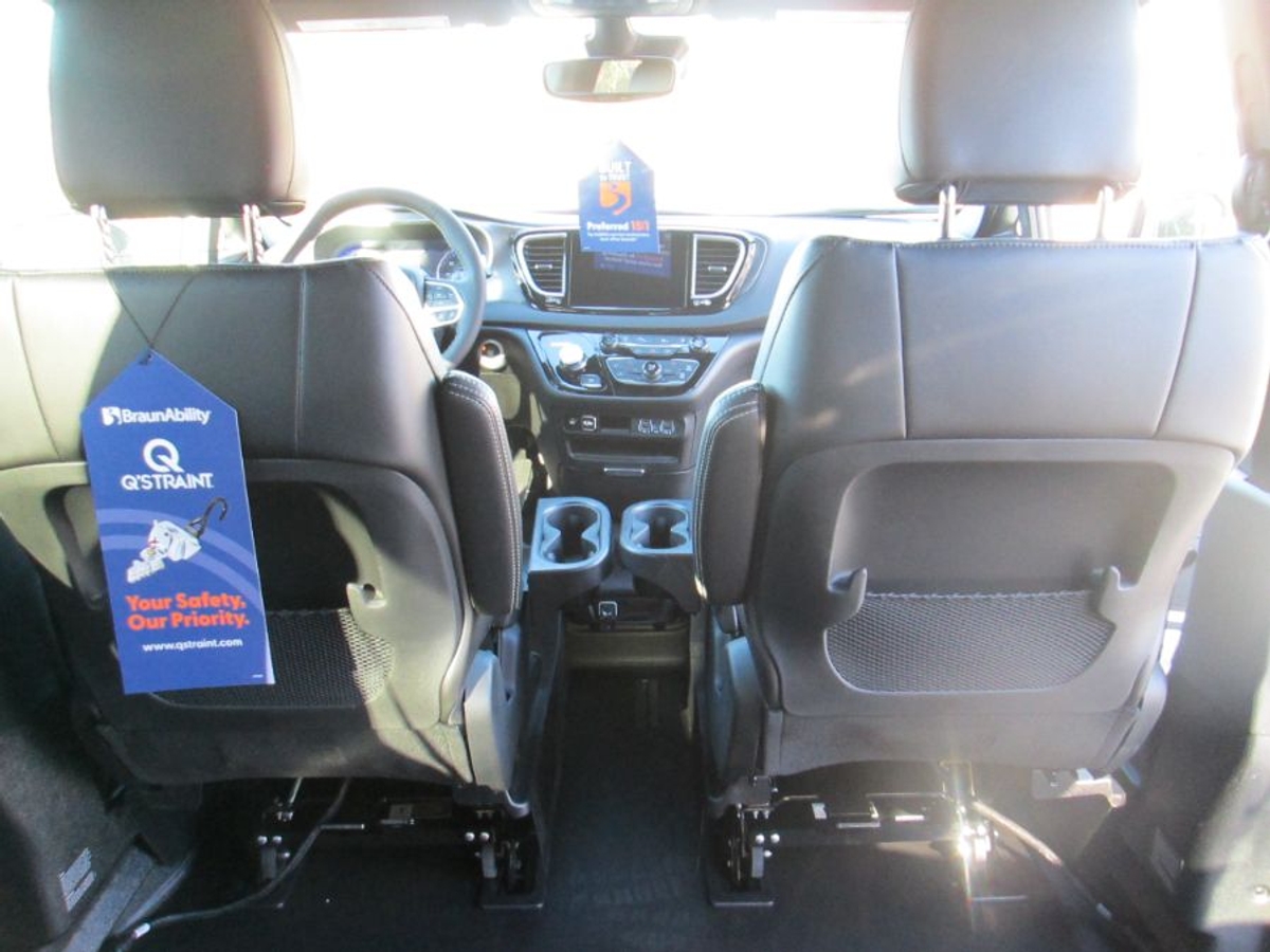 White Chrysler Voyager image number 7