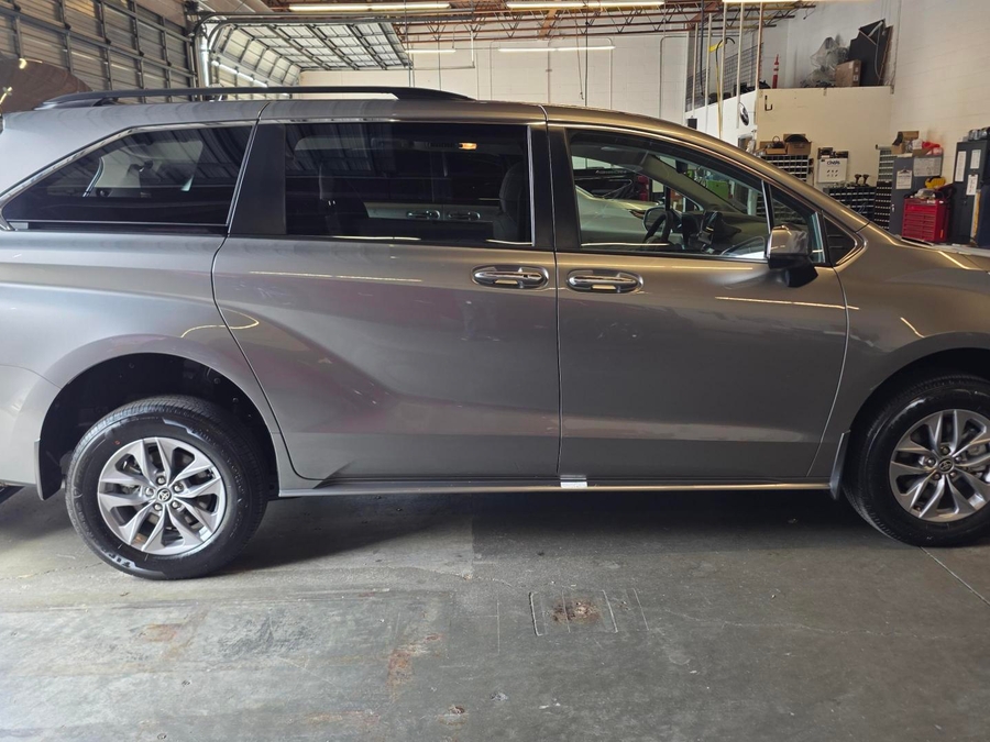 New 2026 Toyota Sienna Hybrid XLE - Freedom Rear Entry Entry Fold Out Automatic Ramp