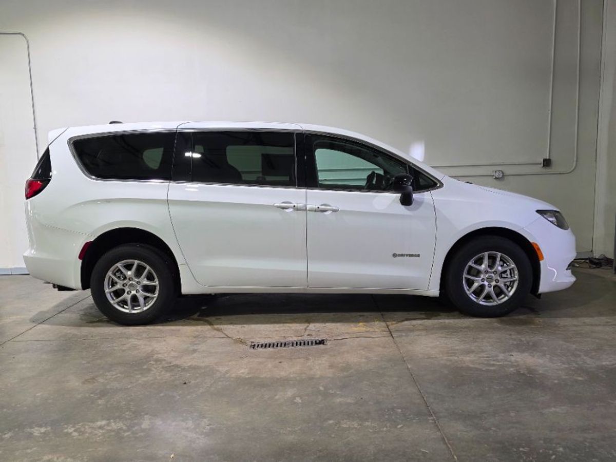 White Chrysler Voyager image number 3