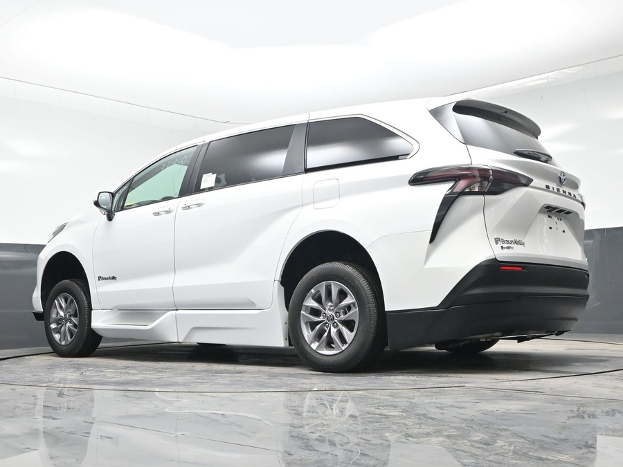 New 2025 Toyota Sienna Hybrid LE - BraunAbility Side Entry Entry Fold Out Automatic Ramp