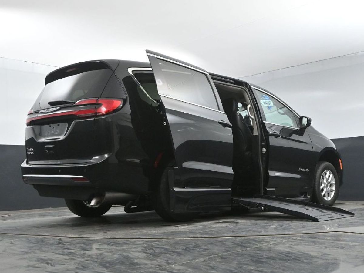 Black Chrysler Pacifica image number 12